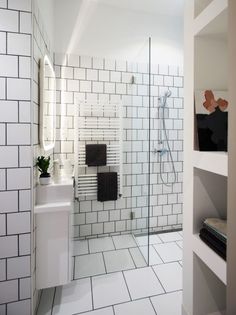 Kleine witte badkamer met gouden details - Badkamer, Jaren 90 en ... Kleine witte badkamer met gouden details - Badkamer, Jaren 90 en ...
