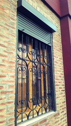 persianas y algo mas persiana colocada por fuera del vano de la ventana persianas y algo mas persiana colocada por fuera del vano de la ventana