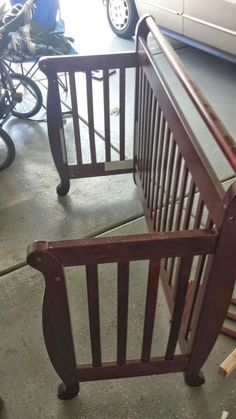 Crib to bench tutorial #DIY #paintedfurniture #repurpose #upcycle - www.countrychicpaint.com/blog Переделанная Мебель, Мебельные Проекты, Обновление Мебели, Винтажная Мебель, Переделка Детской Кроватки, Дизайн Мебели, Деревенская Деревянная Мебель, Деревянные Табуретки, Переработанная Древесина