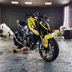Emanuel /& Co Hypermotard 821 939 GP 18 Tribute