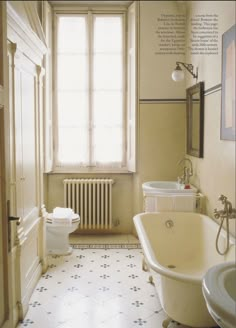 Traditional bathroom featured in World of Interiors Styl, Trendy Bathroom