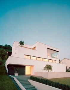 versetzte ebenen holz fussboden dachschraege design, versetzte ebenen mit holz fußboden und dachschräge | architektur, Design ideen