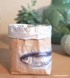 Ich bin im Tetra-Pak-Fieber! Seit ich weiß, dass man aus den Dingern silbernes, kleb- und nähbares, bedruck- und stempelbares Papier machen kann, bin ich nur noch am Kneten. Denn genau so fängt man… Upcycled Crafts, Upcycling, Diy Projects, Cartonnage, Tetra Pak, Tetra, Diy Recycle, Diys