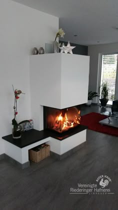 moderner Heizkamin mit gemauerter Sitzbank und Feuertisch Naturstein #moderner Heizkamin #Heizkamin #Kamin #Ofen #fireplace #Ofensetzer #Feuer #Holz #Ofenkunst #Riederinger Hafnerei Corner Fireplace, Living Room On A Budget, Cozy Living Rooms, Living Room Modern, Apartment Room