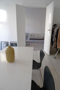 wohnzimmer mit dachschräge und großem fenster, couch und wohnzimmer mit dachschräge und großem fenster, couch und