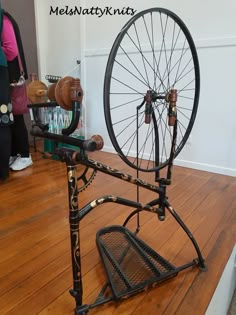 Diy Spinning Wheel, Yarn Crafts, Diy And Crafts, Drop Spindle, Tear