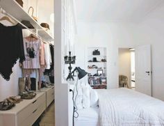 Une Tête De Lit En Cloison Dressing Logement Pinterest 20 Quartos Com Closet Veja Dicas E Ideias