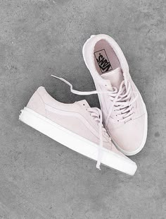 Vans Old Skool mit Obermaterial aus Veloursleder. Hier entdecken und shoppen: https://sturbock.me/ISj Tenis Vans, Vans Sneakers, Sock Shoes, Cute Shoes, Me Too Shoes, Women's Shoes, Shoe Boots, Converse, Light Sneakers