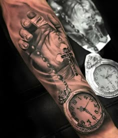 amazing tattoos mit religiösen motiven, hand mit kreuz und uhr, realitisch Names Tattoos For Men, Clock Tattoo