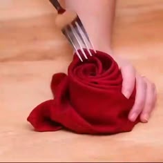 Diy Crafts, Diy, Home Crafts, Napkin Ideas, Table Decorations, Napkin Folding, Diy Napkins, Diy Home Crafts, Diy And Crafts