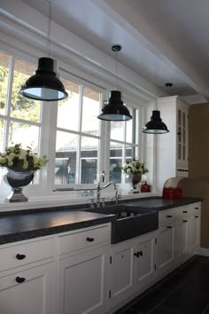 In het veluwse Voorthuizen staat deze prachtige landelijke keuken... een prachtige hoekkast en nog veel meer keukendetails... Interior Design Kitchen, Kitchen On A Budget, Beautiful Kitchens, Interior Design Living Room