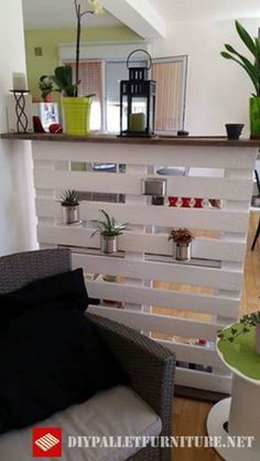 Mueblesdepalets.net: Separador de zonas con palets Wood Pallet Bar, Pallet Room, Diy Pallet Wall, Pallet House, Pallet Beds, Pallet Decor, Diy Pallet Furniture, Furniture Design, Rental Home Decor