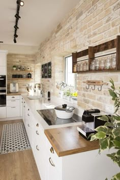 Me gusta por la pared de ladrillos. Modern Farmhouse Kitchen Backsplash, Traditional Farmhouse Kitchen, Rustic Kitchen Decor, Kitchen Marble, Modern Farmhouse Kitchens, Home Decor Kitchen, Home Kitchens, Copper Kitchen, Kitchen Sinks