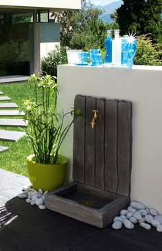 Fontaine de jardin en pierre reconstituée d'aspect schiste http://www.pierra.com/exterieur/fontaine-ardoisiere/ Garden Shed Diy, Garden Wall Decor, Easy Garden, Front Yard, Diy Desk, Decor Diy, Mantle Decor, Kitchen Living, Living Room