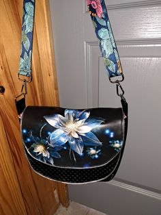 Sac Musette à double rabat en simili noir et coupon fleur sur rabat cousu par Cristel - Patron sac sacotin.com