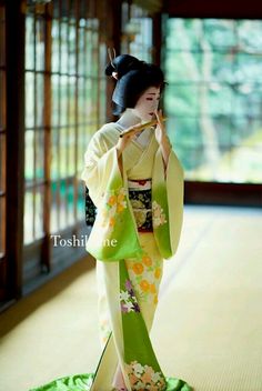 Elegant Japanese Geisha Doll w// Nice Kimono Dress 12/" Oriental Theme Decoration