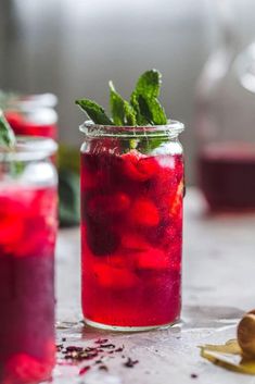 This Raspberry Hibiscus Iced Tea recipe is flavored with fresh raspberries, mint leaves and sweetened with honey. It's a fancy way to drink your iced tea!
