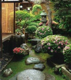 idée-amenagement-jardin-zen-grosses-pierres-arbuses-fleuries-arbres-lanterne-pelouse-verte-bassin-aquatique Japanese Zen Garden Landscaping, Garden Landscaping Design Ideas, Garden Landscape Design, Small Garden Design, Landscaping Tips, Desert Landscaping, Garden Decor