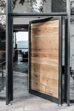 massive Holztür mit Stahlrahmen Modern Entrance, Modern Front Door, Entrance Door Design, Front Door Design, House Entrance, Entrance Doors, The Doors, Windows And Doors, Entrance Ideas