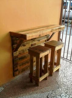 gartenmoebel aus paletten ausklapptisch Wood Pallet Projects, Diy Pallet Furniture, Bar Furniture, Furniture Projects, Home Projects, Furniture Design, Garden Furniture