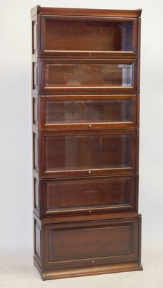 Een teakhouten Globe Wernicke-stijl boekenkast met glazen deurtjes ... Een teakhouten Globe Wernicke-stijl boekenkast met glazen deurtjes ...