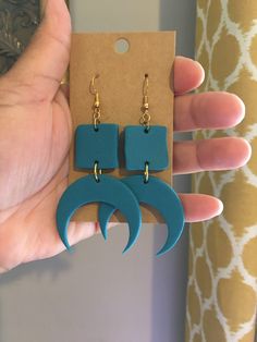 round danging earrings in polymer clay and tropical leaf motifs Fimo blue grey jungle spirit