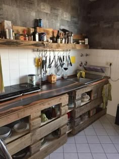 Küchenregal aus Paletten - Palettenregal 2 - Palettenbett und ...