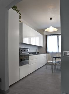 Cucina moderna senza maniglia, laccata opaca avorio, con piano di ... Cucina moderna senza maniglia, laccata opaca avorio, con piano di ...