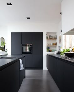 Heel mooi idee voor de hoek: kan ook aan beide zijden van de inbouw in de nieuwe keuken met open schappen werken?? Kitchen Dining Room, Black Kitchen Cabinets, Kitchen Dining, Home Kitchens