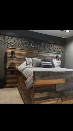 Finally completed all the finishing touches to my bedroom. Just finished the shed rack this week. What do you guys think? I’d say I’m a little obsessed with hunting but its still a pretty bad ass hunting bedroom. Wooden Pallet Beds, Diy Pallet Bed, Diy Bed, Pallet Furniture, Bedroom Furniture, Pallet Wood, Pallet Patio, Pallet Bed Frames, Lawn Furniture