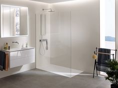 Dusche Im Badezimmer Im Japanischen Style, Sie Werfen Sich In Schale Dusche Im Badezimmer Im Japanischen Style, Sie Werfen Sich In Schale