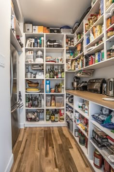 Garde-manger walk-in dans une cuisine de style scandinave Kitchen Organization Pantry, Kitchen Pantry Cabinets, Pantry Cabinet