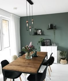 Industrial Vibes! An diesem wunderschönen Esstisch nehmen wir gerne Platz. Die Pendelleuchte im Wire-Design, frische Blumen und kuschlige Felle sorgen für das gewisse Etwas in diesem Esszimmer. Einfach perfekt! // Esszimmer Esstisch Stühle Leuchte Blumen Dekoration Ideen Wandfarbe #EsszimmerIdeen #Esstisch @mach.s Dining Room Paint Colors, Dining Room Design, Paint Colours, Kitchen Colors, Design Kitchen, Trendy Dining Room Colors, Living Room With Dining Table, Living Area