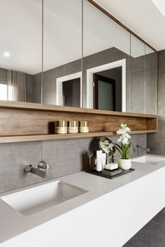 Salle de bain ambiance zen : 5 indispensables - Clem Around The Corner meuble de salle de bain double lavabo vasques blanches petite étagère de rangement en bois incrusté dans le meuble avec portes miroirs idée pour déco de sdb zen feng shui minimaliste petits pots de crèmes plantes orchidée minimalist and cosy bathroom with mirror doors wood shelf white washbasin sink #bathroomdecor #bathroomideas #bathroom #idéedéco #décoration #idéesalledebain #décosalledebain #mirrors #zen #fengshui #hygge Bath, Bathroom Storage, Bathroom Mirror Design