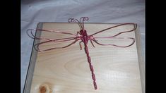 How to make a dragonfly with wire - YouTube Бисерная Стрекоза, Искусство Стрекоз, Рисунок Стрекозы, Пособия По Изготовлению Ювелирных Изделий, Фигурки Из Проволоки, Абстрактная Скульптура, Искусство Из Колючей Проволоки, Украшение Двора
