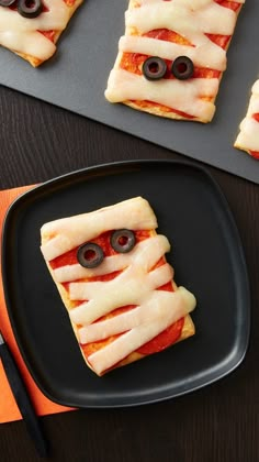 Kids will go crazy over these Crescent Mummy Pizzas. The best part? They're totally kid-friendly to make, so they can join in on the fun. (Or help you party-prep!) Made simple with just a few classic pizza ingredients: pizza sauce, mozzarella, and olives or mini pepperonis, they're perfect for dinner or an after-school snack. Halloween Party Appetizers, Halloween Appetizers For Adults, Halloween Food Treats, Fun Halloween Food, Halloween Appetizers, Halloween Appetizers Easy, Halloween Pizza, Halloween Snacks For Kids