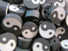 18 x PAINTED WOODEN FLOWER POLKA DOT ROUND SPACER BEADS 10MM ETHNIC RUSTIC WOOD