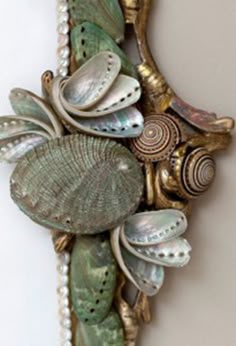 California Artist Marjorie Stafford - mirror detail Ракушкиискусство, Поделки Из Ракушек, Поделки На Пляжную Тематику, Рамка Из Ракушек, Морские Раковины, Зеркала, Рама Для Зеркала, Зеркала