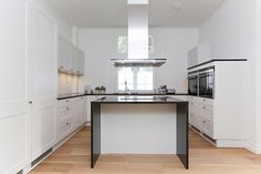Ikea kjøkken, spisestuesofa, skjenk i flammebjørk og gulvteppe ... Spisestue flammebjørk