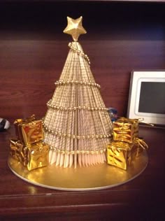 How to make christmas tree with books
