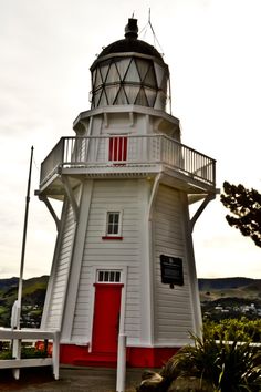 Akaroa Lighthouse by Anthony Grant, via 500px / New Zealand Водонапорная Башня, Вокруг Света, Маяки, Яхты, Мир, На Свежем Воздухе, Пляжи, Маяк Картины, Лодки