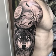 713 curtidas, 21 comentários - Camilo Tuero Martínez (@camilotuero) no Instagram: “Tatuagem feita com pigmentos Electric Ink & Everlast ". ------------------/--------------------…” Wolf Tattoo Back, Small Wolf Tattoo, Wolf Tattoos Men, Skull Tattoos, Trendy Tattoos