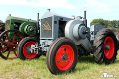 Garderobe Oldtimer-Traktor ländliche Flurgarderobe mit 4 Haken und Trecker rot