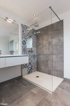 Salle de bains et carreaux ciment bleus: Salle de bain de style Moderne par… Cement Tiles Bathroom, Bathroom Lighting, Bathroom Organization, Bathroom Wallpaper, Shower Floor