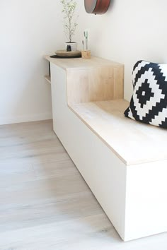 DIY Sideboard mit Sitzbank aus Besta von Ikea selbst bauen - Gingered Things Ikea, Diy Furniture, Diy Storage, Diy Bench, Diy Bank, Diy Sideboard, Diy Ikea Hacks, Ikea Diy