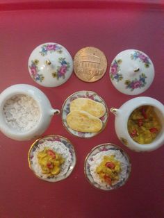 Steak Bacon /& Bread on Heart Plates Dollhouse Miniatures 3.50 cm Food Deco D