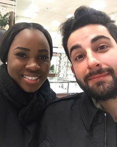 Des hommes noirs avec une femme mature Des hommes noirs avec une femme mature