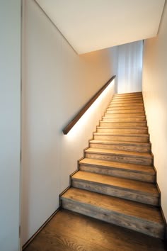 Treppe mit rutsche - Betrachten Sie dem Sieger