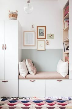 Die ultimative Ikea Ausstattung für das Kinderzimmer | Ikea Hacks & Pimps | BLOG | New Swedish Design Ikea Wardrobe Hack, Ikea Hack Bedroom, Ikea Nursery, Bedroom Decor, Bedroom Shelves, Ikea Childrens Bedroom, Childrens Room Storage, Bookshelf Wall, Childrens Wardrobe