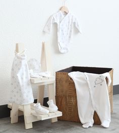 PACK DE 2 BONNETS DE NAISSANCE POUR BEBE COTON BLEU ET BLANC AVEC BRODERIES PRINCE